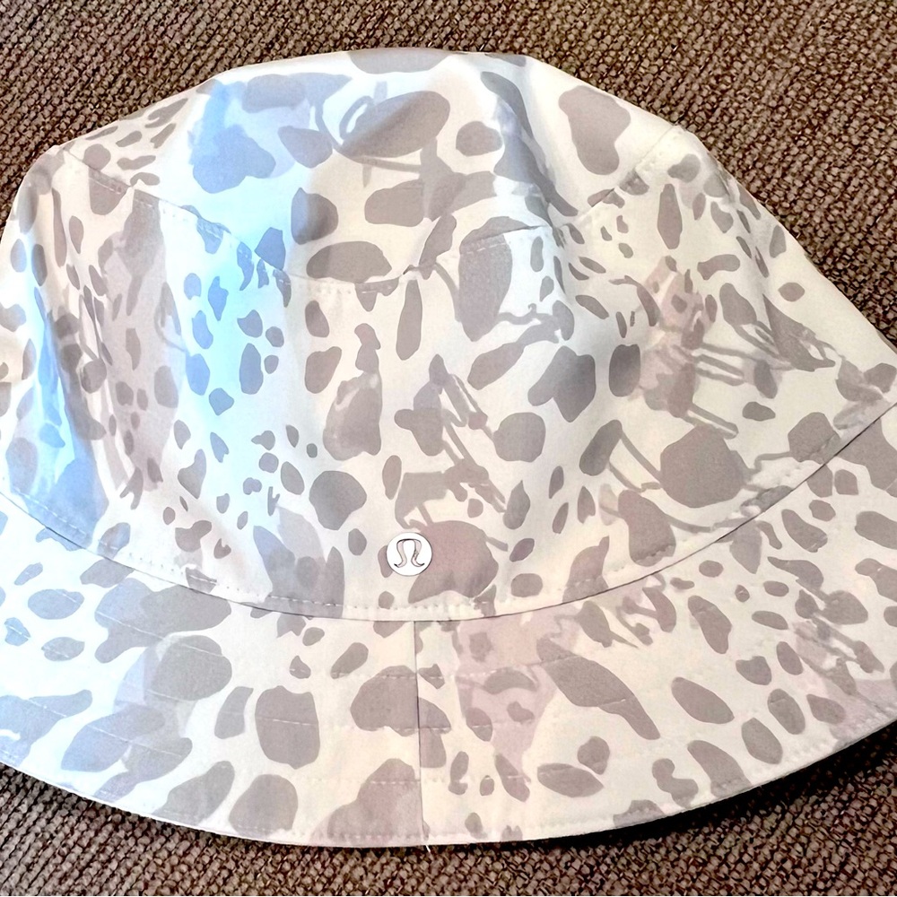 Reversible Lululemon Bucket Hat in White and Gray natural abstract pattern